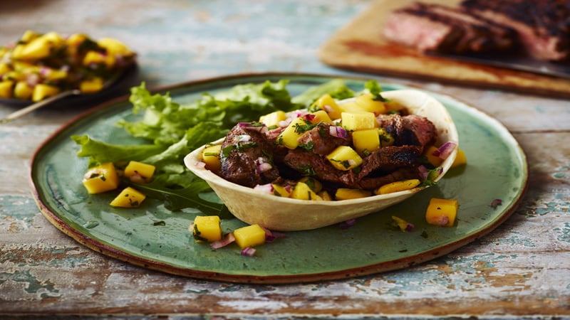 Taco ze stekiem i z salsą z mango